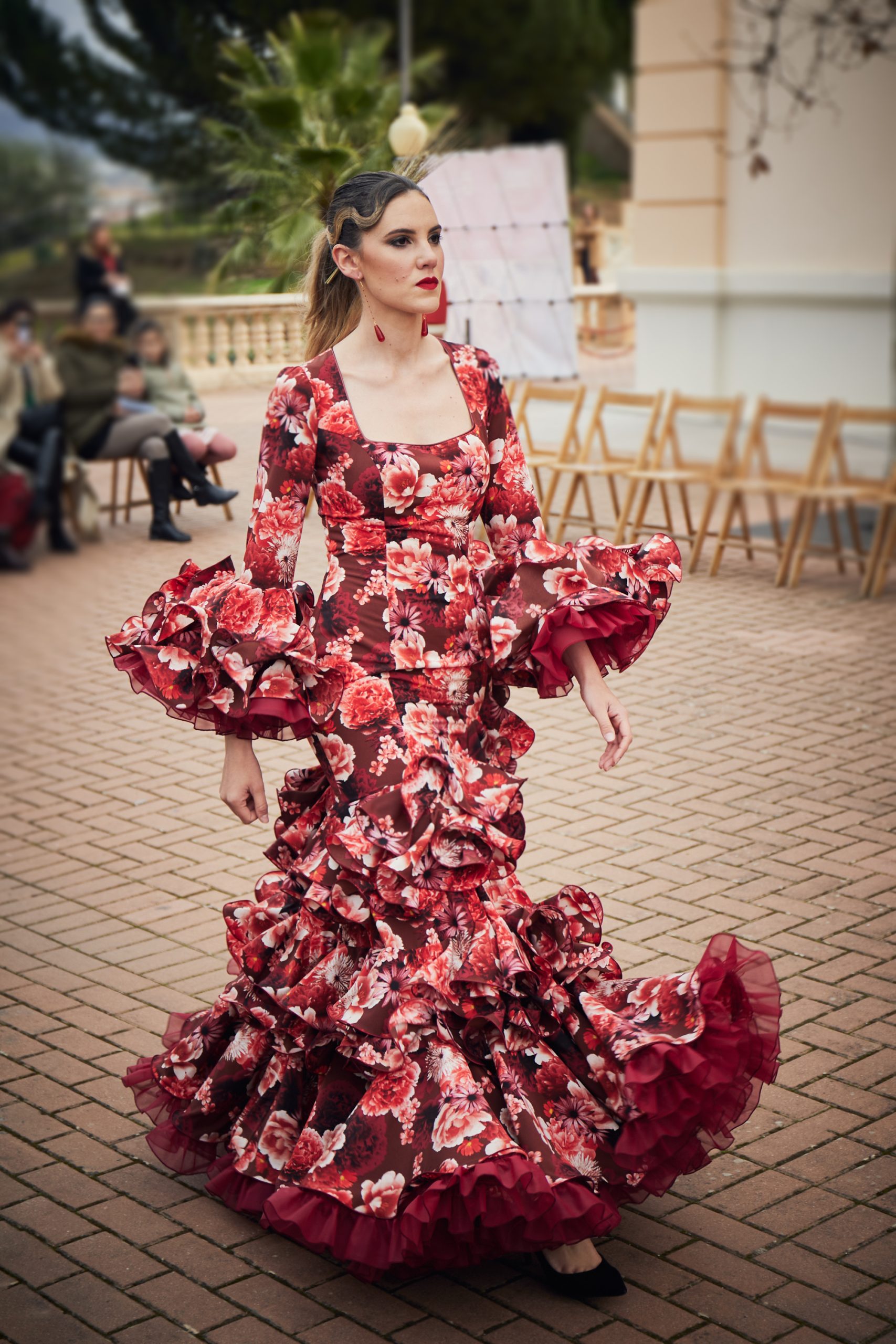 Vestido flamenca crudo con bordado de rosa – Hita y Arcos 2024