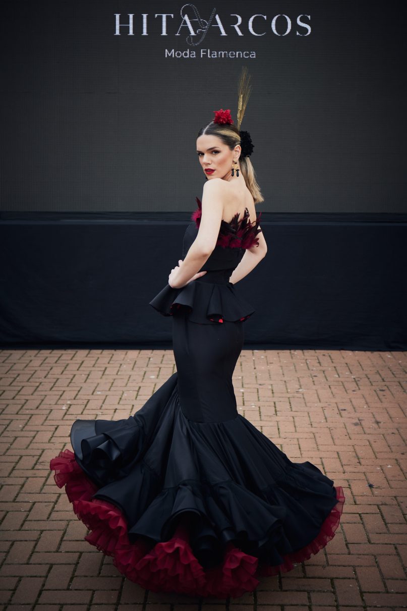 Falda flamenca negra con 2 volantes rojos y con flor bordada roja